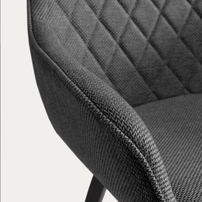 Chaise Amira gris foncé et pieds en acier finition noire