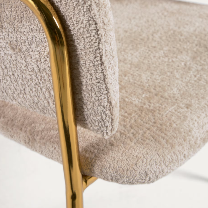Chaise Runnie en chenille beige avec pieds en acier finition dorée